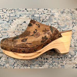 Sundance Brown Floral Leather Clogs